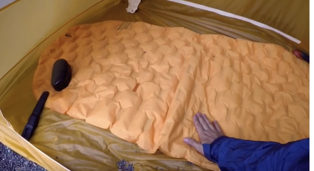 REI Flash All-Season Insulated Air Sleeping Pad 6 REI Flash All-Season Insulated Air Sleeping Pad - Image 4